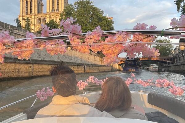 Croisière - Demande en mariage. Couple, Cathédrale Notre-Dame