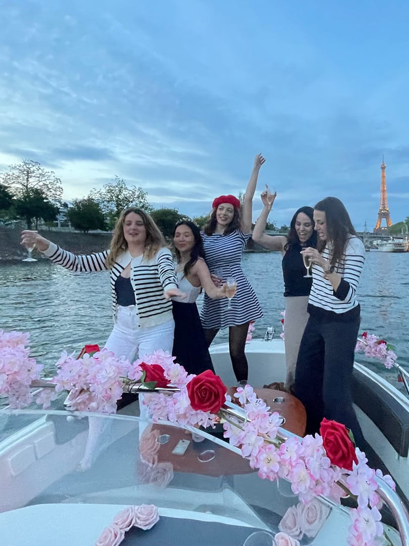 Croisière sur la Seine. Filles danse dans le bateau