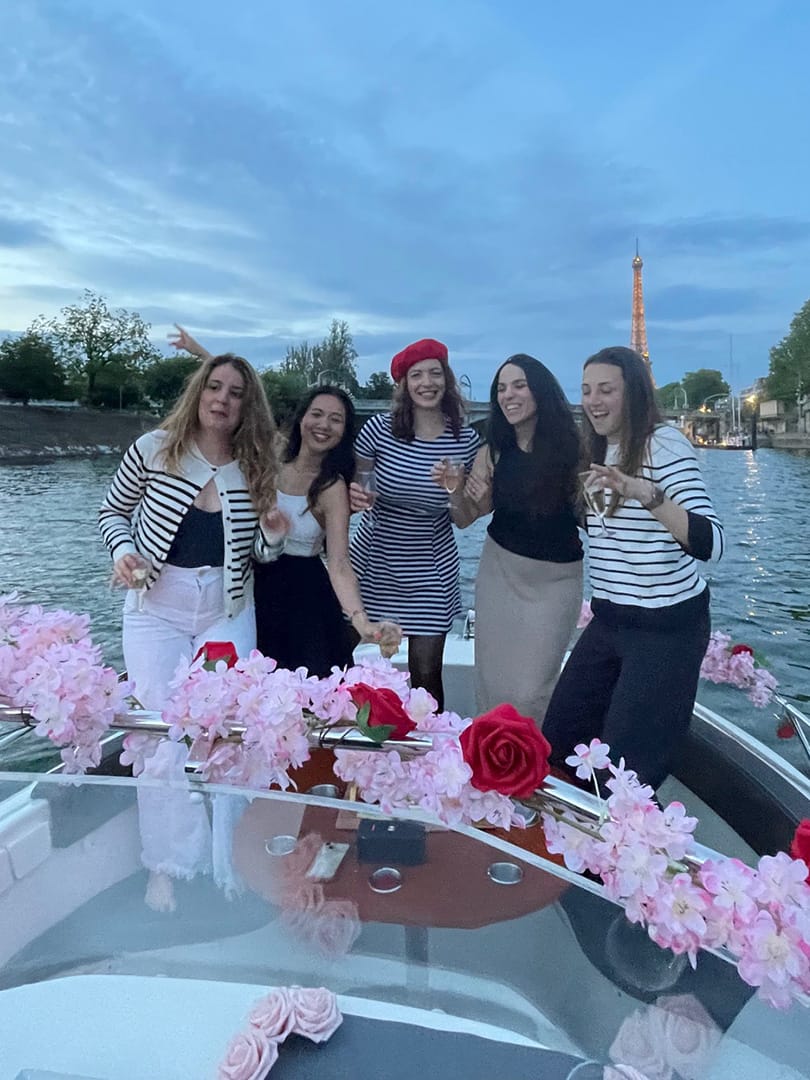 Croisière sur la Seine. Filles debout dans le bateau