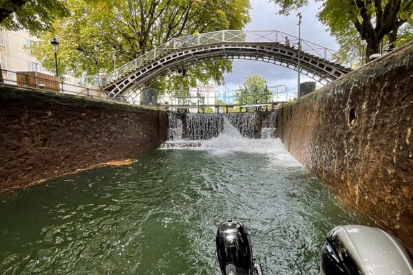 Croisière sur le canal Saint-Martin. Arrière du bateau, vue sur l'écluse.