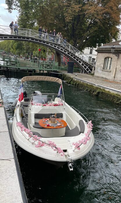 Croisière sur le canal Saint-Martin. Bateau à quai, vue sur l'écluse et passerelle.