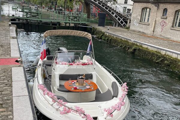 Croisière sur le canal Saint-Martin. Bateau à quai, vue sur l'écluse et passerelle.