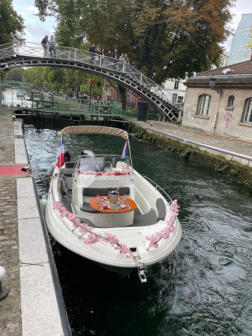 Croisière sur le canal Saint-Martin. Bateau à quai, vue sur l'écluse et passerelle.