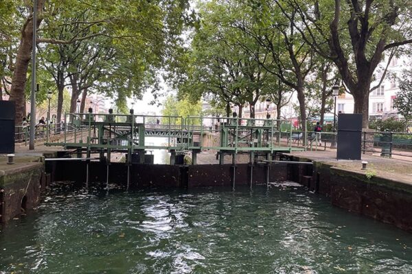 Croisière sur le canal Saint-Martin. Bateau dans l'écluse.