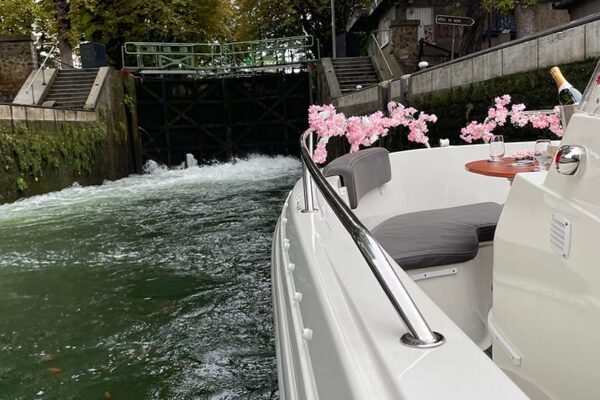 Croisière sur le canal Saint-Martin. Bateau gros plan, arrivée sur une écluse.
