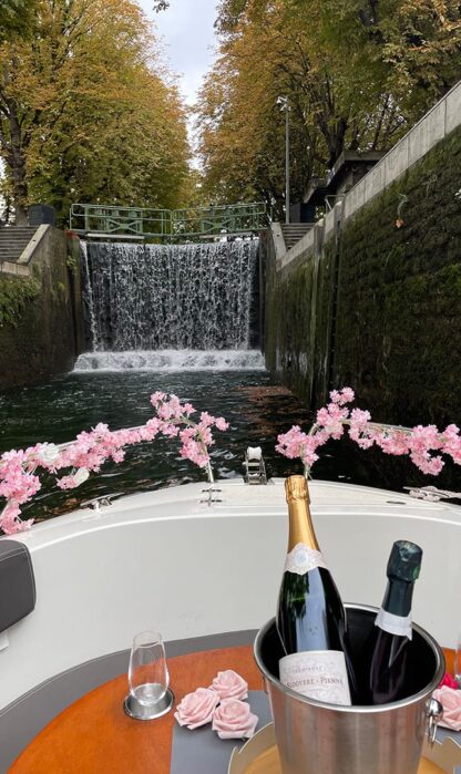 Croisière sur le canal Saint-Martin. Arrivée à une écluse avec cascade d'eau.