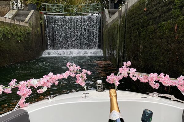 Croisière sur le canal Saint-Martin. Arrivée à une écluse avec cascade d'eau.
