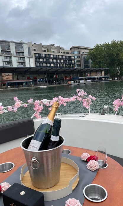 Croisière sur le canal Saint-Martin. Champagne à bord, vue sur le quai.