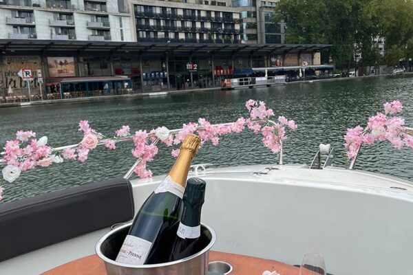 Croisière sur le canal Saint-Martin. Champagne à bord, vue sur le quai.