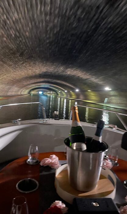 Croisière sur le canal Saint-Martin. Dans le long tunnel avec Champagne