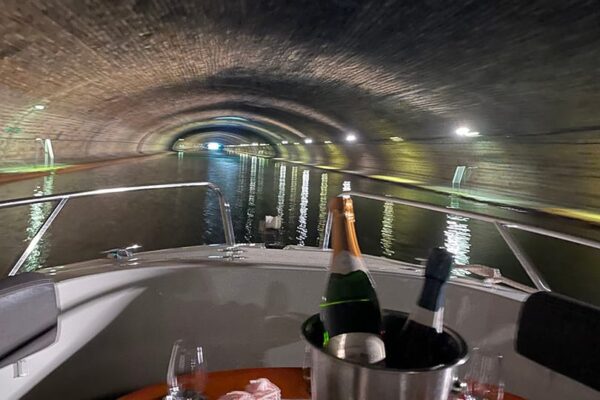 Croisière sur le canal Saint-Martin. Dans le long tunnel avec Champagne