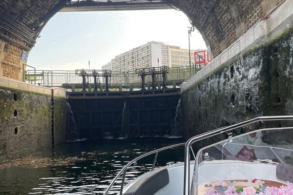Croisière sur le canal Saint-Martin. Dans un tunnel. Arrivée à une écluse.