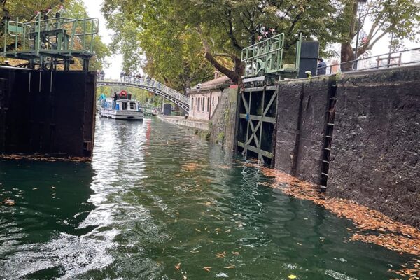 Croisière sur le canal Saint-Martin. Ouverture de l'écluse vue du bateau.