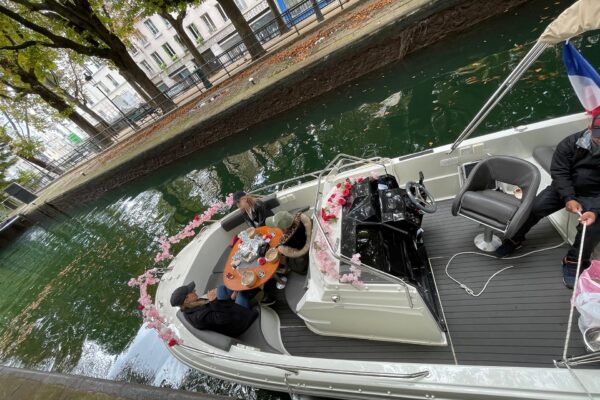 Croisière sur le canal Saint-Martin. Passagères, amarrage du bateau au quai