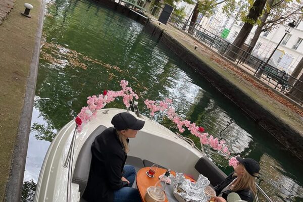 Croisière sur le canal Saint-Martin. Passagères, apero sur bateau dans écluse.
