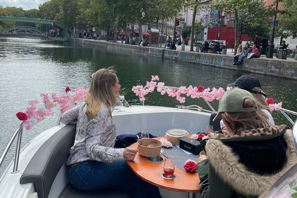 Croisière sur le canal Saint-Martin. Passagères, vue sur quai.