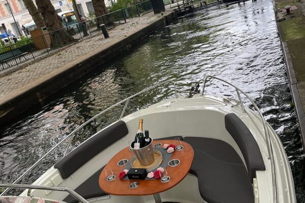 Croisière sur le canal Saint-Martin Vue sur une passerelle depuis une écluse.