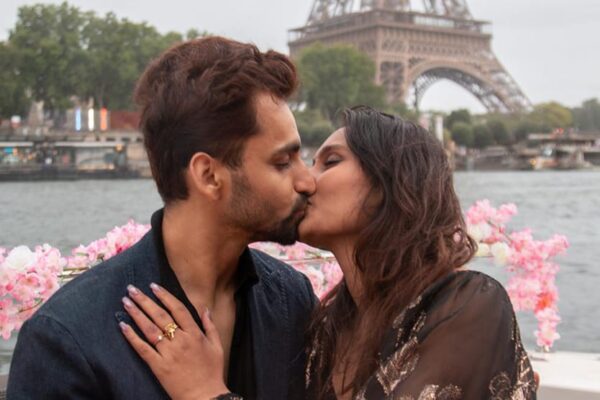 Demande en mariage. Baiser devant la Tour Eiffel