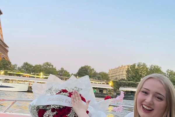 Demande en mariage. Fiancée avec un bouquet de fleurs et son alliance