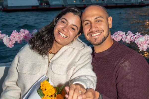 Demande en mariage. Alliance, sourires, bouquet de fleurs, Tour Eiffel