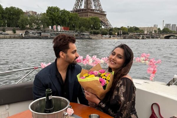 Demande en mariage. Bouquet de fleurs, bouteille de Champagne, Tour Eiffel
