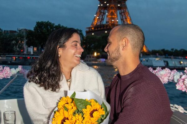 Demande en mariage. Sourires, bouquet de fleurs, Tour Eiffel