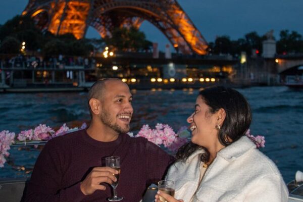 Demande en mariage. Rires, coupe de Champagne, Tour Eiffel