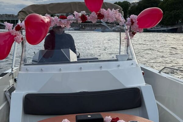 Demande en mariage. Bateau préparé, ballons en forme de cœur