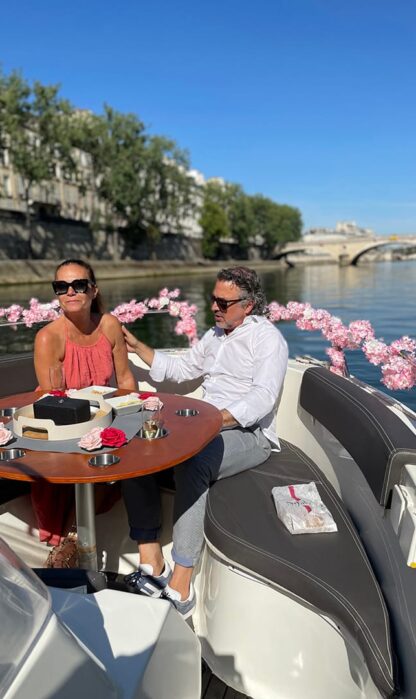Croisière en couple. Devant du bateau