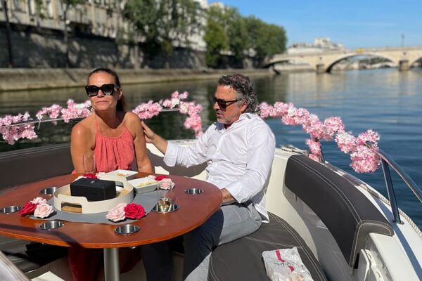 Croisière en couple. Devant du bateau