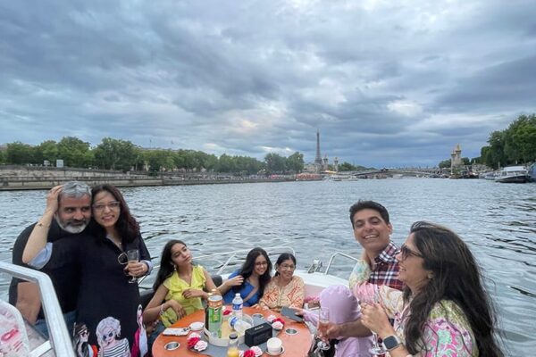 Croisière en famille. 8 membres d'une famille, 4 enfants