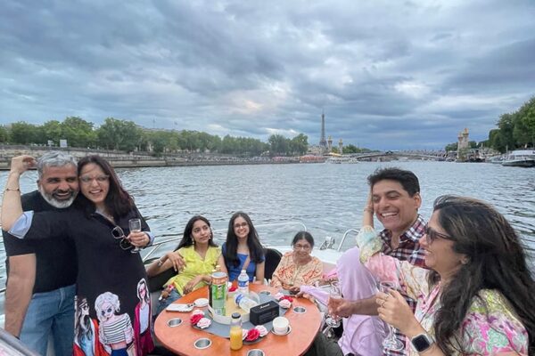 Croisière en famille. 8 membres d'une famille, 4 enfants