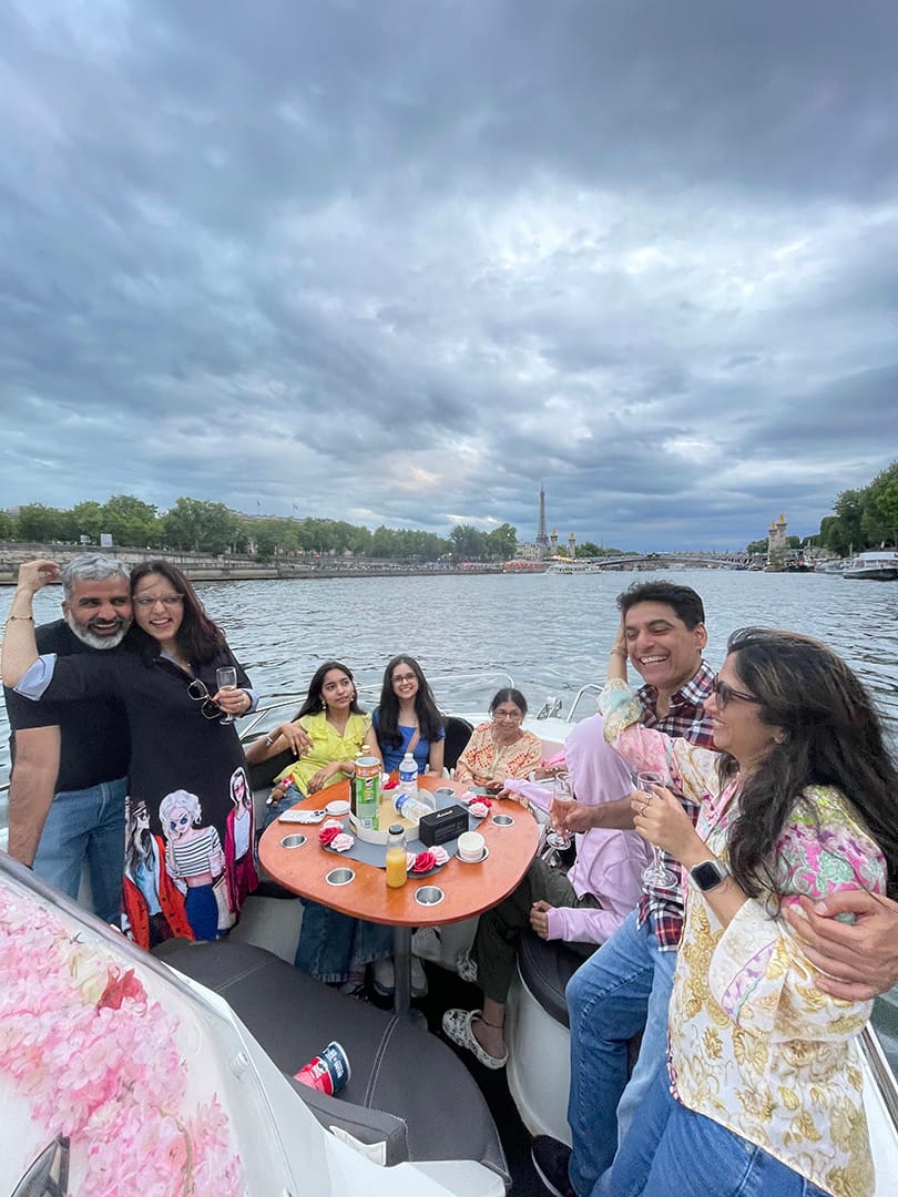 Croisière en famille. 8 membres d'une famille, 4 enfants