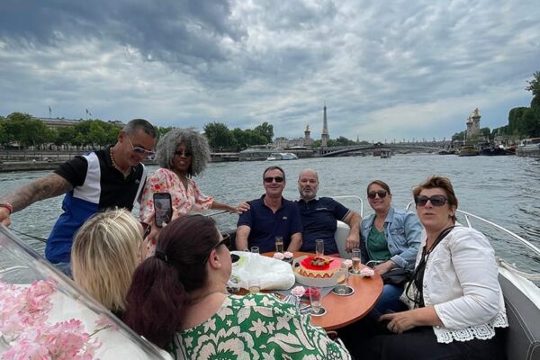 Croisière entre amis. 8 amis célèbre un anniversaire avec un gâteau