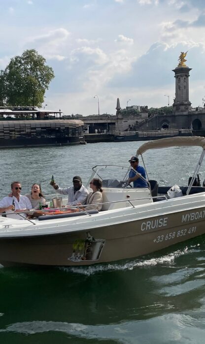 Croisière entre amis. Ils boivent de la bière, pont en arrière plan