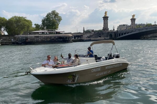 Croisière entre amis. Ils boivent de la bière, pont en arrière plan