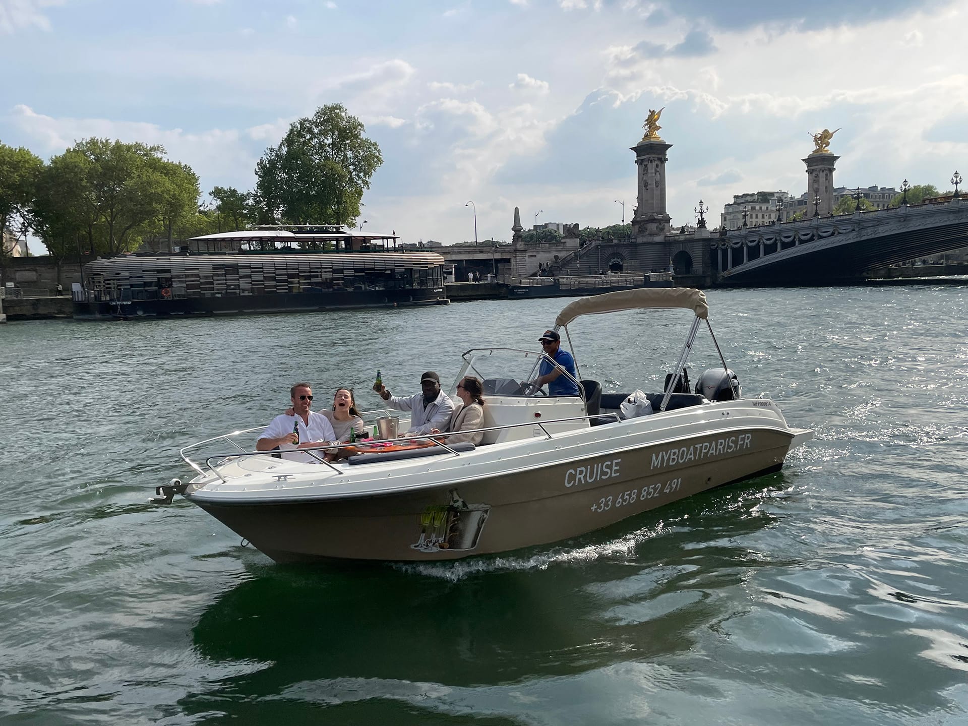 Croisière entre amis. Ils boivent de la bière, pont en arrière plan
