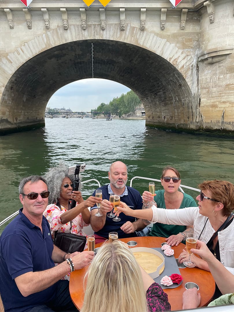 croisiere-entre-amis-trinquent-coupes-champagne-passage-sous-pont Croisière entre amis. Des amis trinquent avec des coupes de Champagne, passage sous un pont